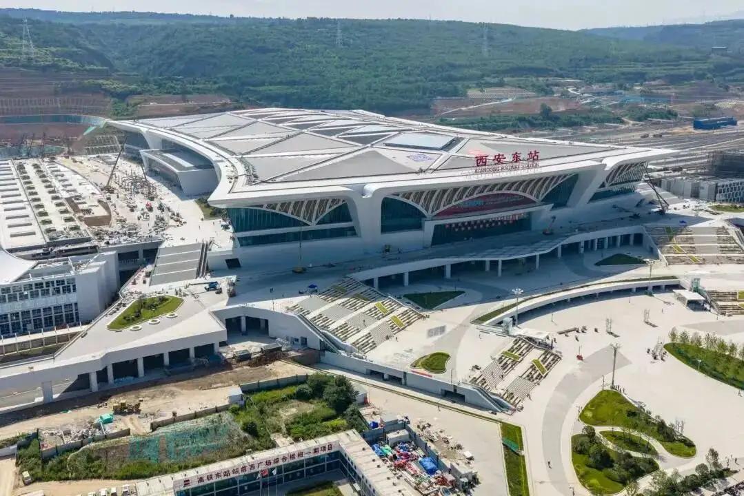 我国西北门户西安东站就在昨天迎来了外立面装修装饰主及主体结构工程完成。这座投资约