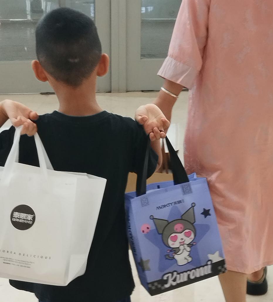 西安市民专属的“市包”你家里有吗？来西安旅游的外地朋友可能会好奇：怎么满大街的人