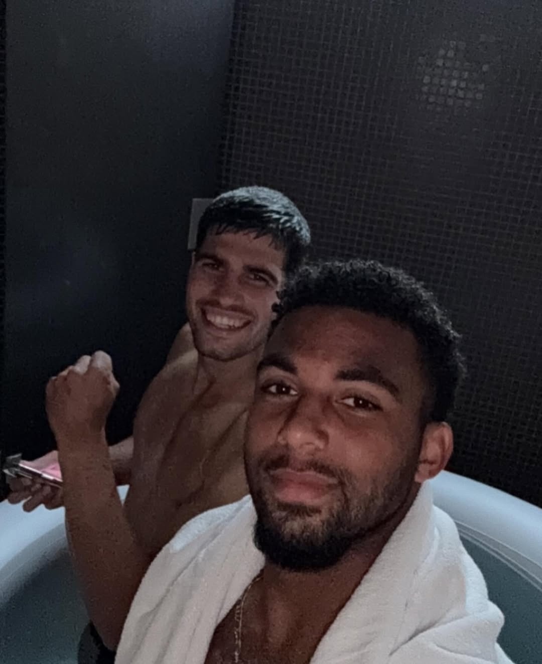 两位ATP性感男球员合影！菲斯和阿尔卡拉斯你更可谁？（不考虑球技的情况下）网球t