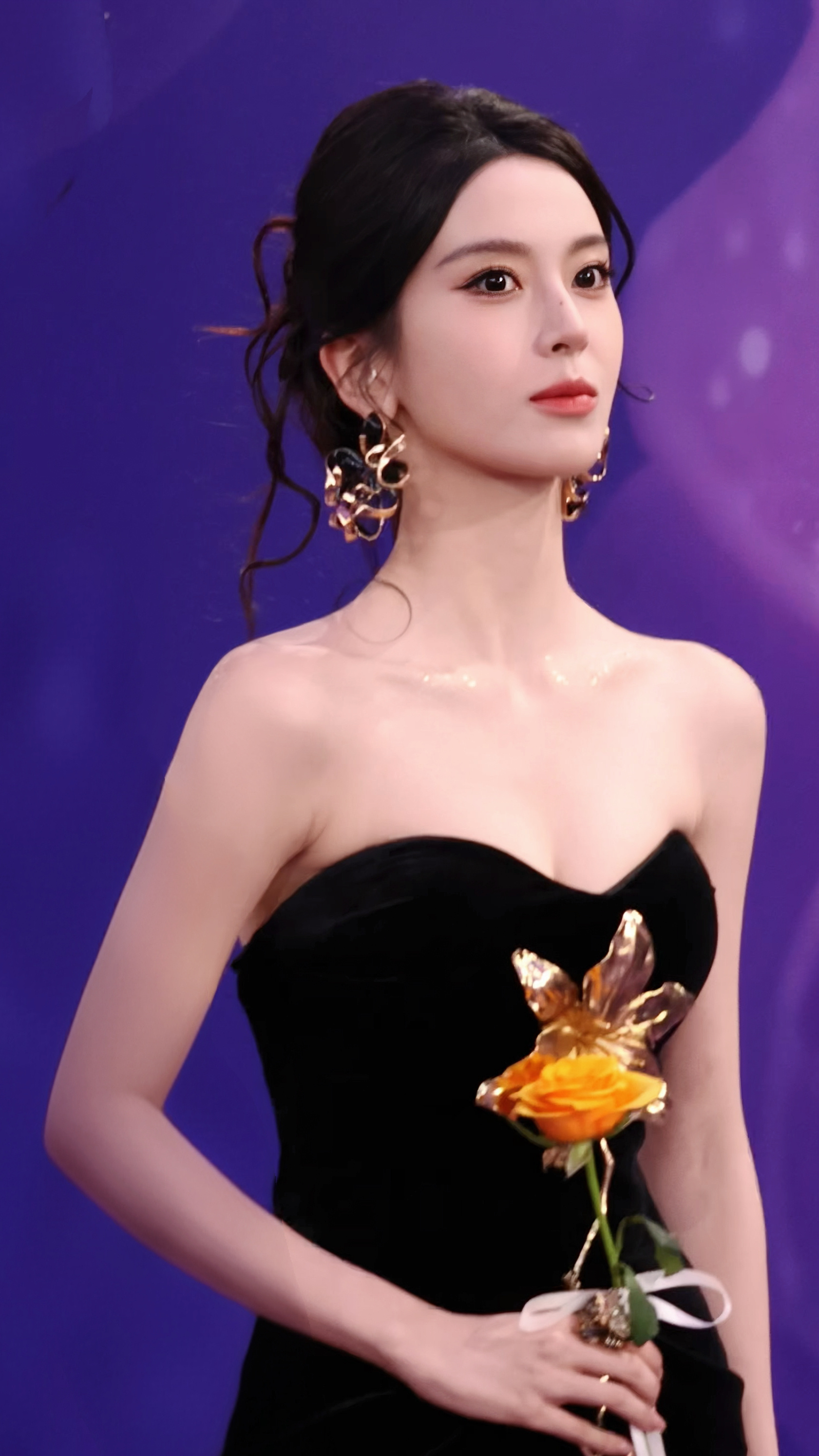 短女颜霸百花奖现场图来了～礼服六片金叶子和名字“六金”呼应的好细节，都来感受一下