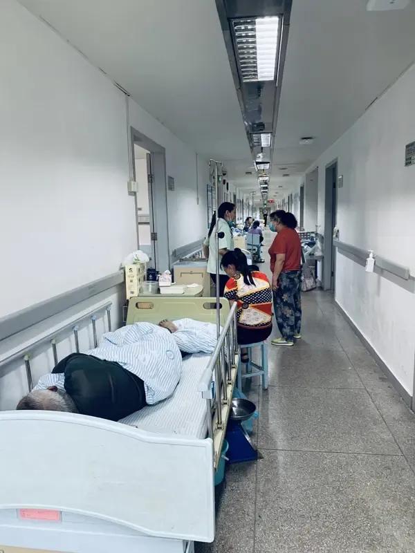 这得看是什么病，要是头痛脑热之类的小毛病，去社区医院倒也无妨；但若是其他疑难杂症