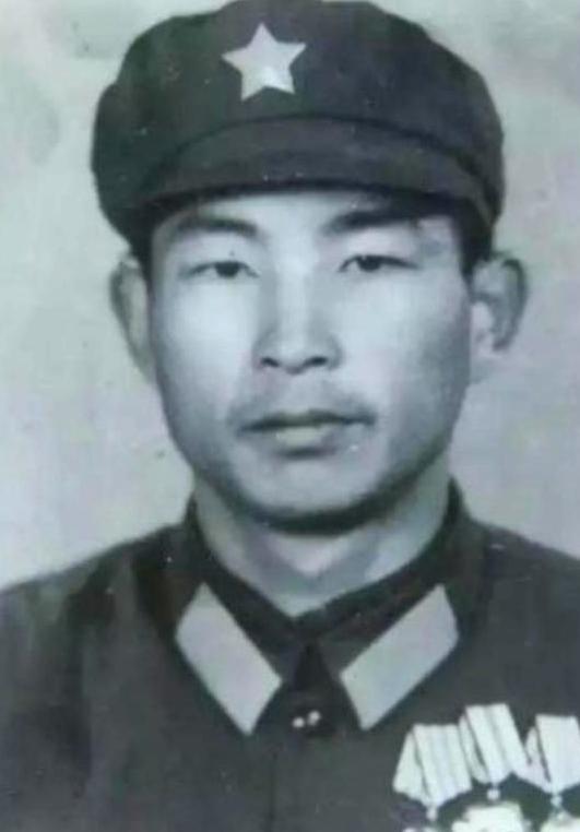 1980年，年轻战士许明习陷入越军重围，弹尽粮绝之际，敌军见他形单影只，愈发猖狂