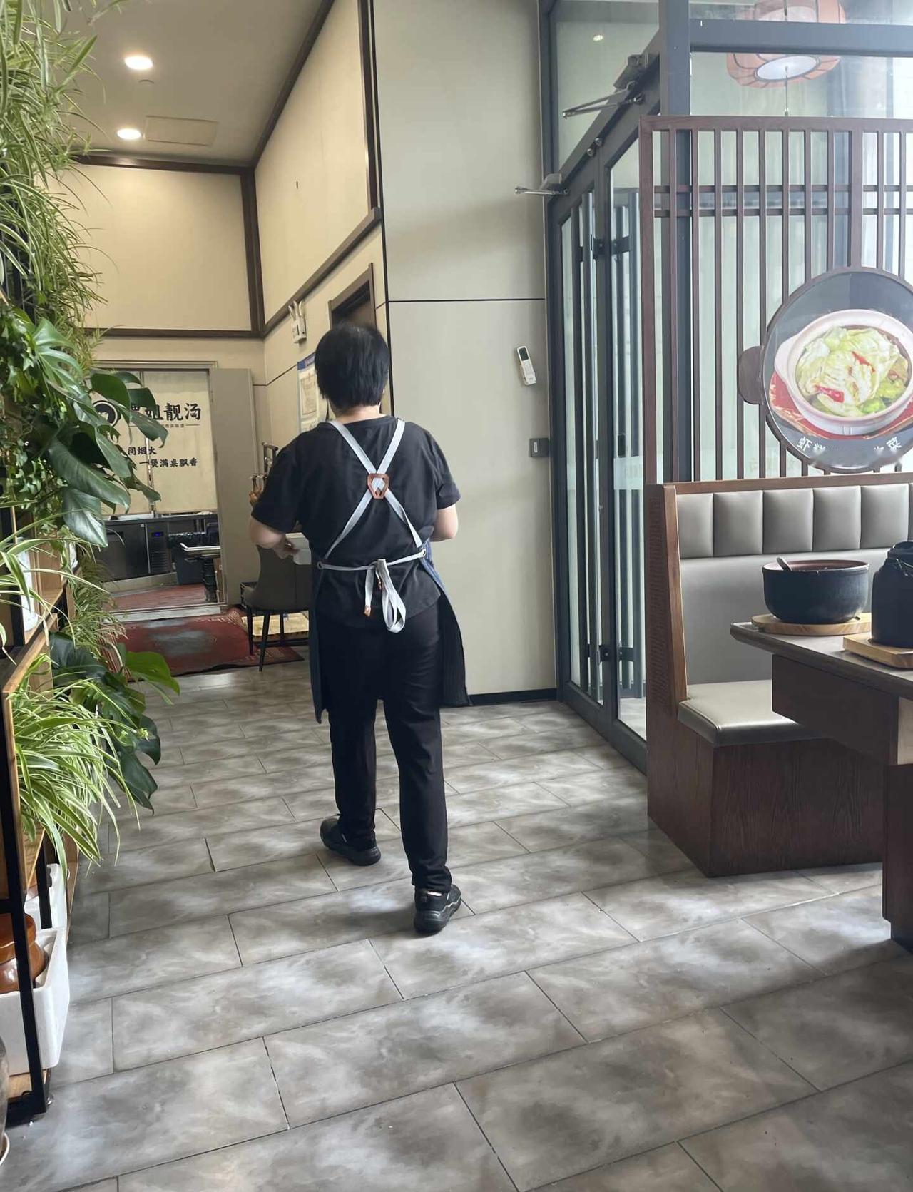 06.14 青岛今天穿什么｜☁️多云天，不太晒
【今天白天】阴有阵雨或雷雨，南风