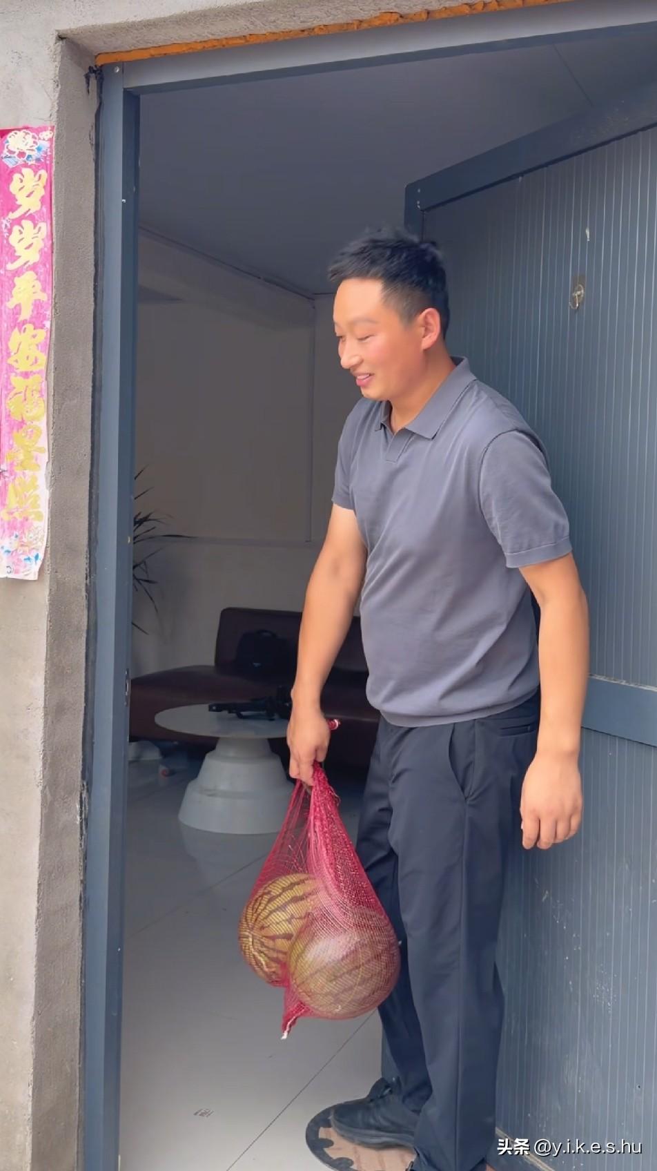 树兰虽然年龄大了，但是人情世故这方面做得不错，老表买来了西瓜，眼看忙到天黑了，树