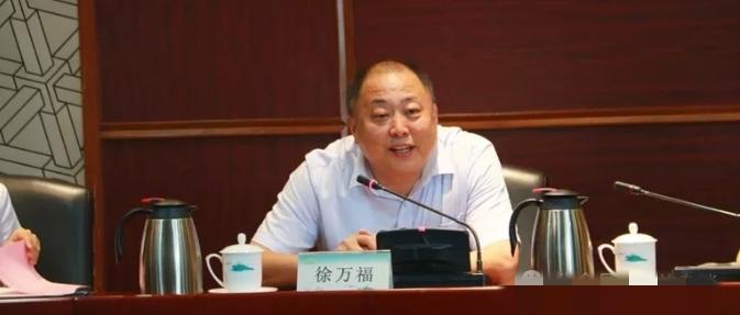 根据清廉之岛消息，青岛市崂山区区属国有企业专职外部董事召集人徐万福涉嫌严重违纪违