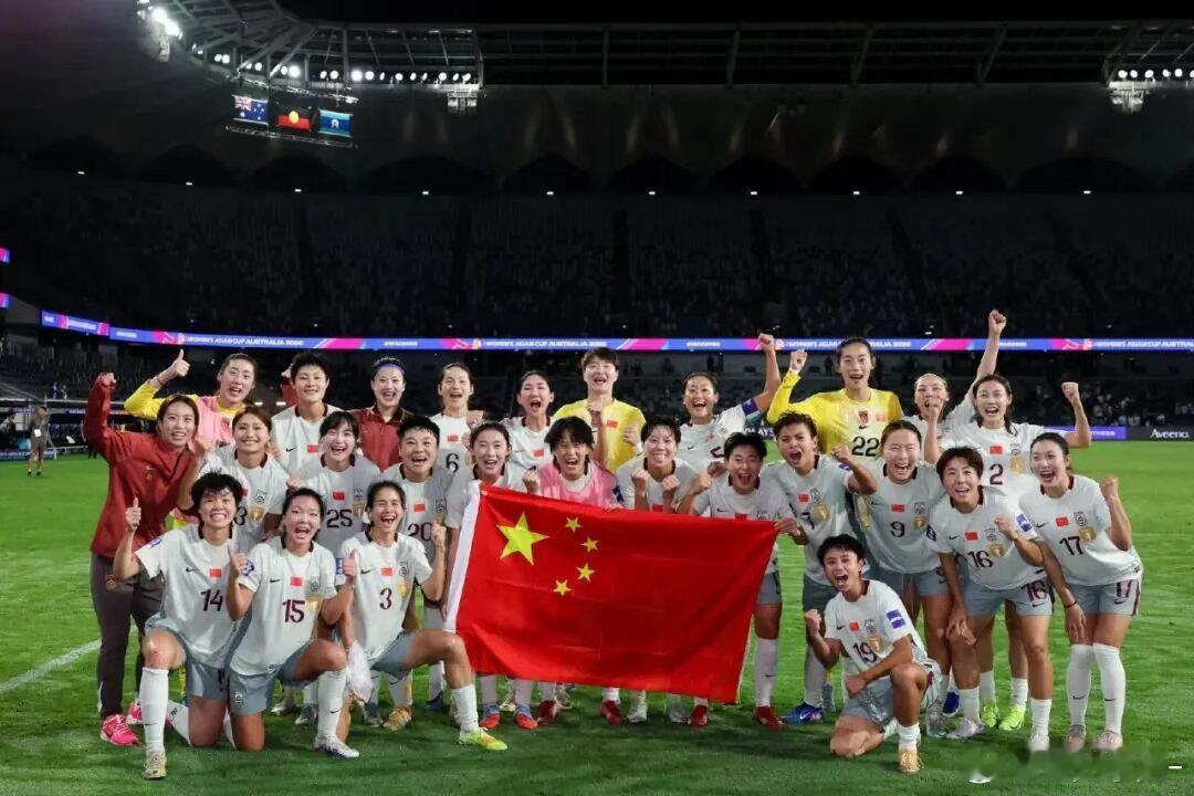 今天是中国姑娘的荣耀之夜中国女排和女足同日亮剑女排亮剑，女足出击。一边卡位战，一