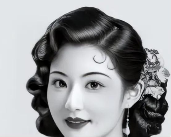 1939年，年仅23岁的长子孔令侃，在赴美途中，竟与母亲宋霭龄的牌友，年长他17