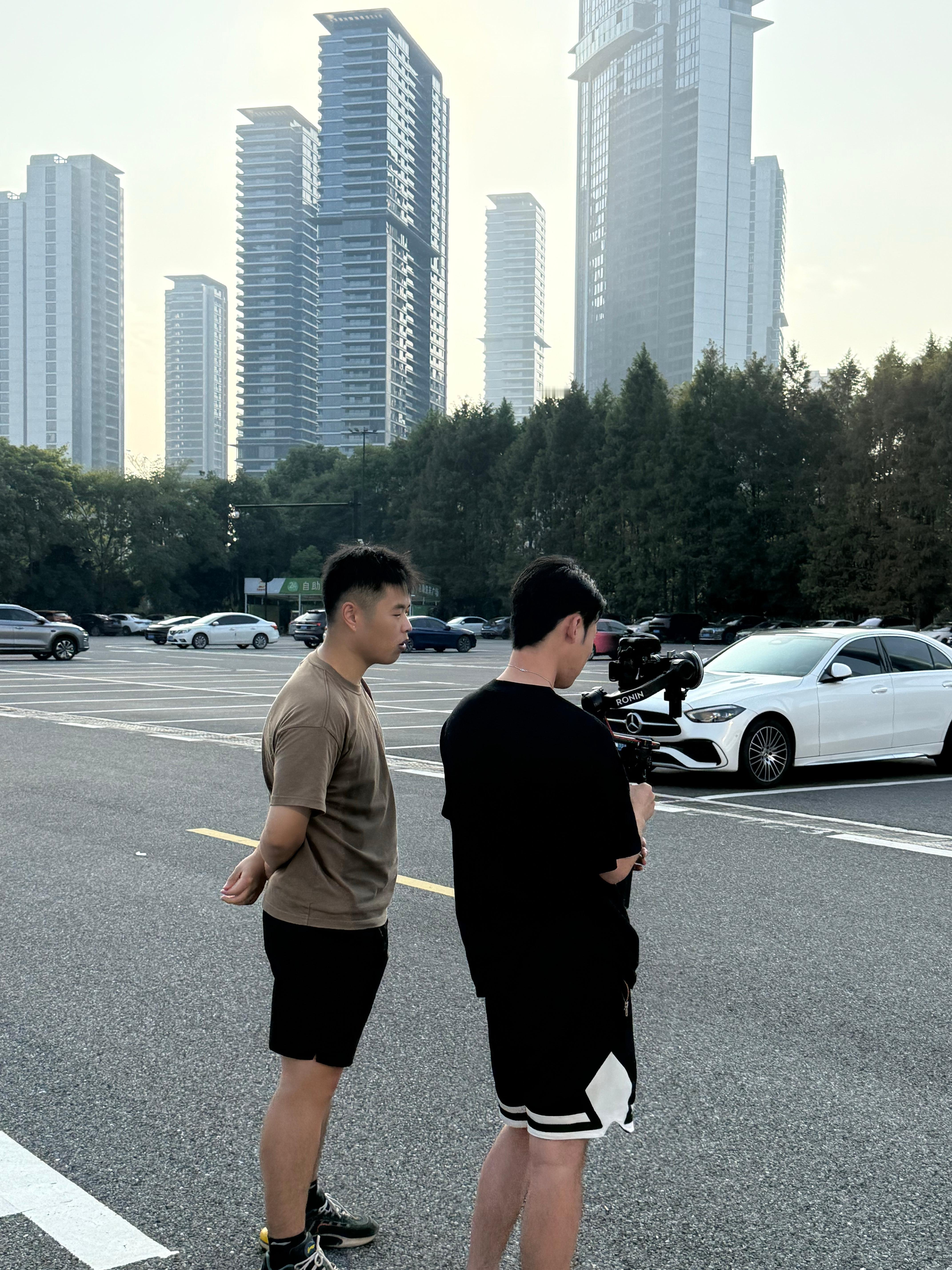 今日份公司集体摄影拍摄培训 出个门浩浩荡荡[费解]各种五颜六色小汽车跟姚老板混一