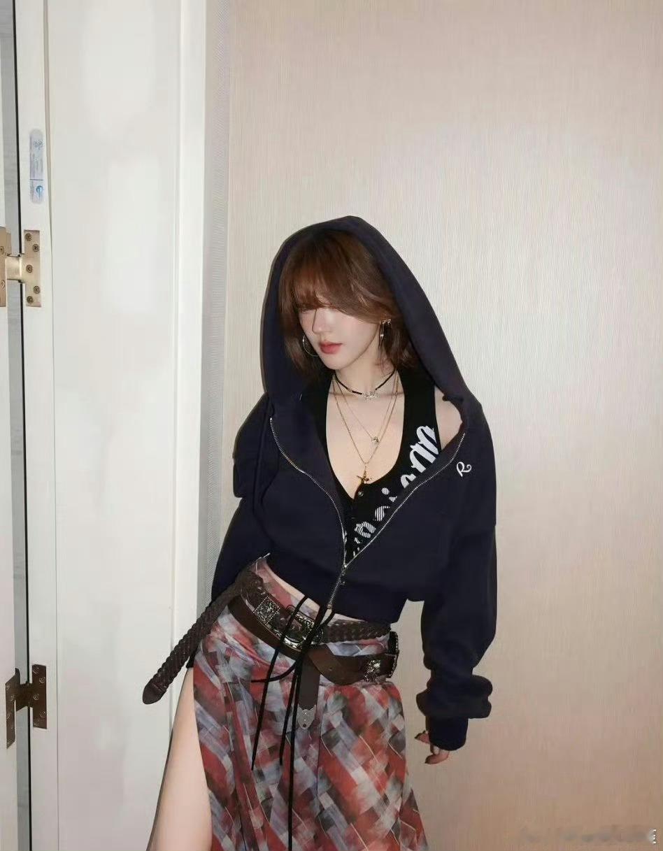 赵露思今日王鹤棣演唱会造型，还挺好看的 