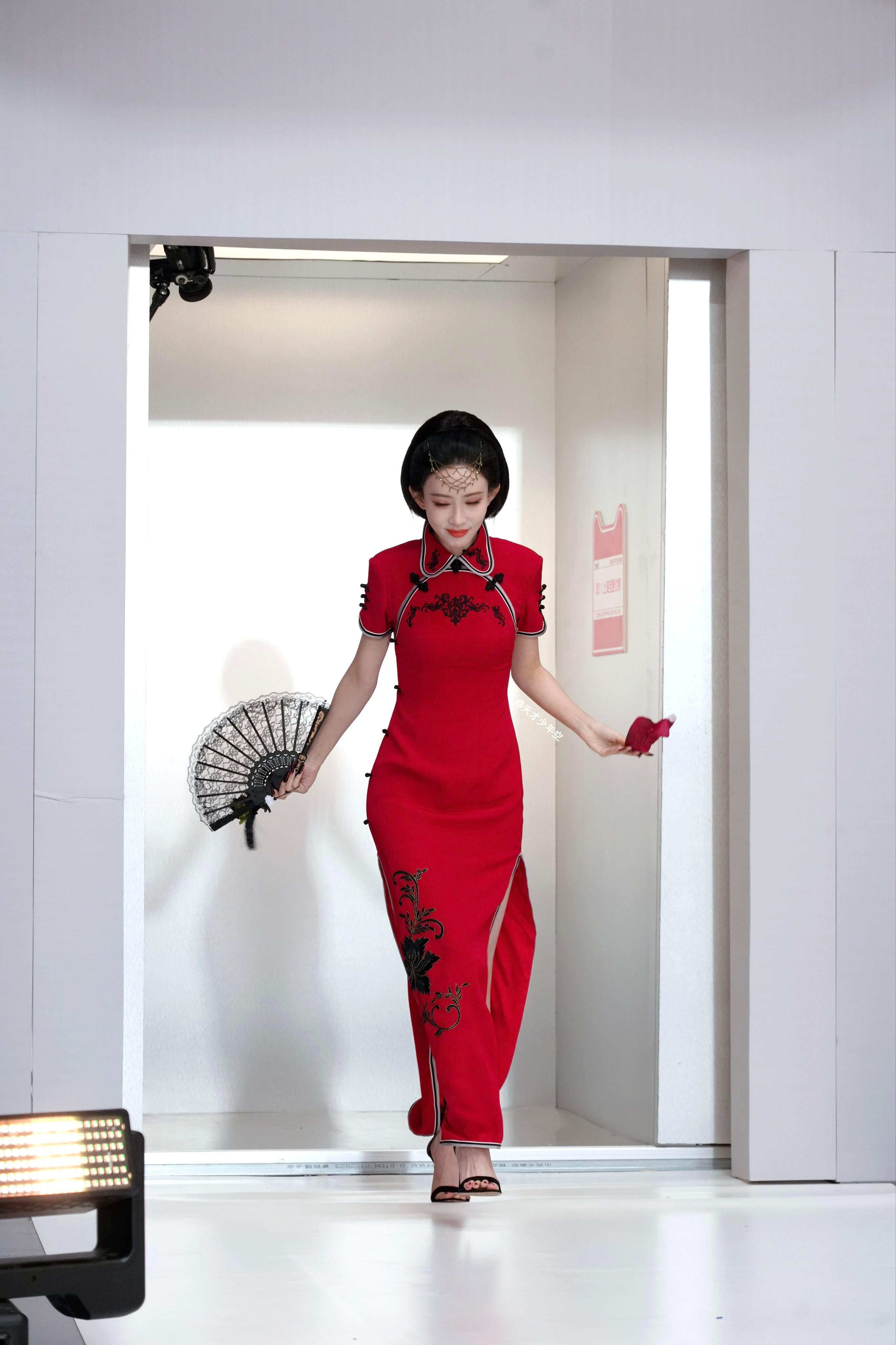 红色旗袍孟子义，美艳得太突出了[期待] ​​​