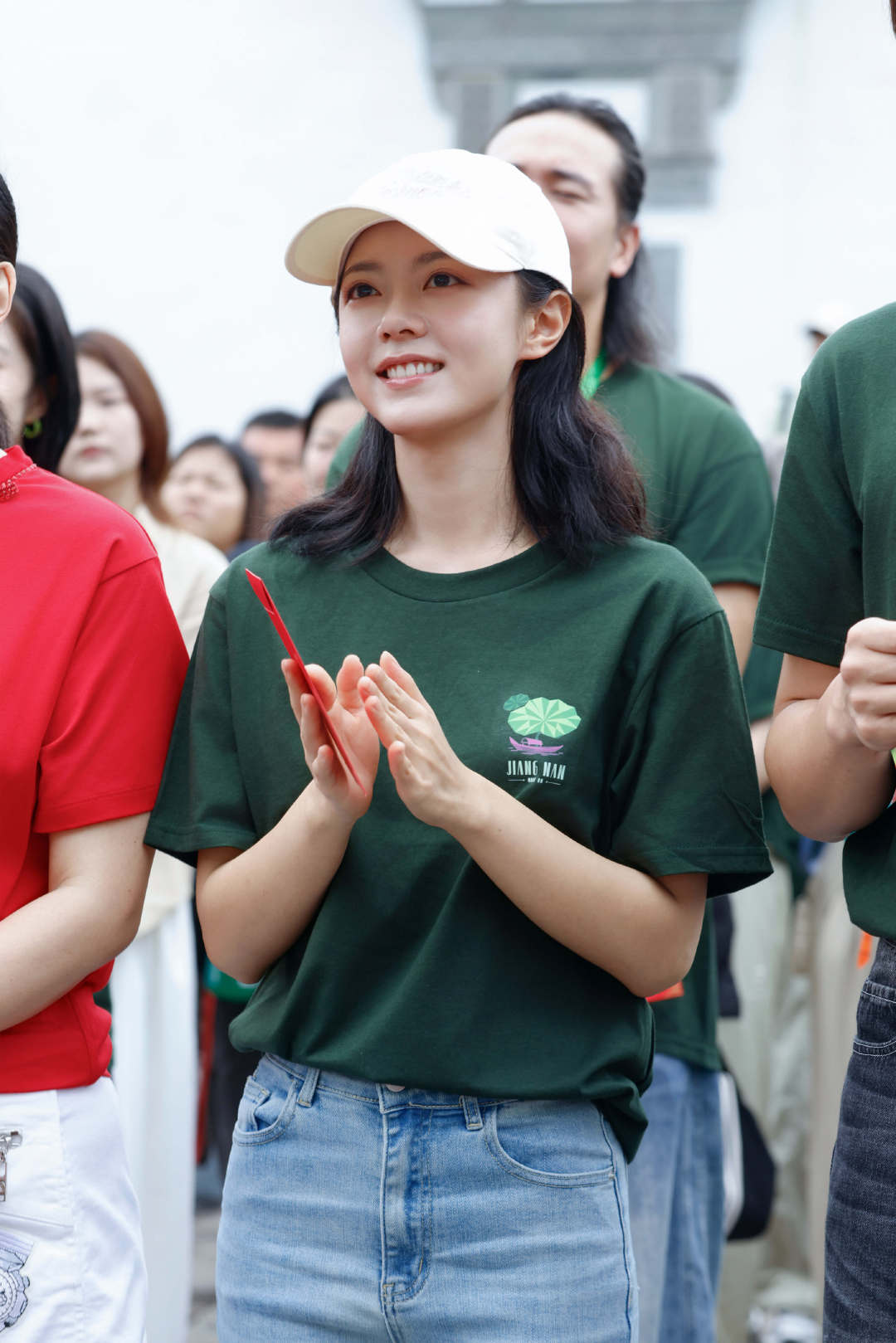赵今麦这手臂线条打破刻板的柔弱少女形象，紧实的手臂线条太亮眼，用心练习武训打磨动