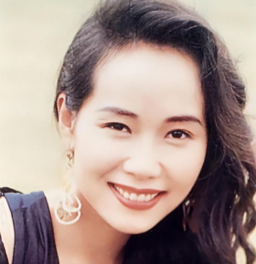 叶童回应亲哥哥李中宁当保安。叶童说，我知道他现在在香港当保安，收入很低，但我不会