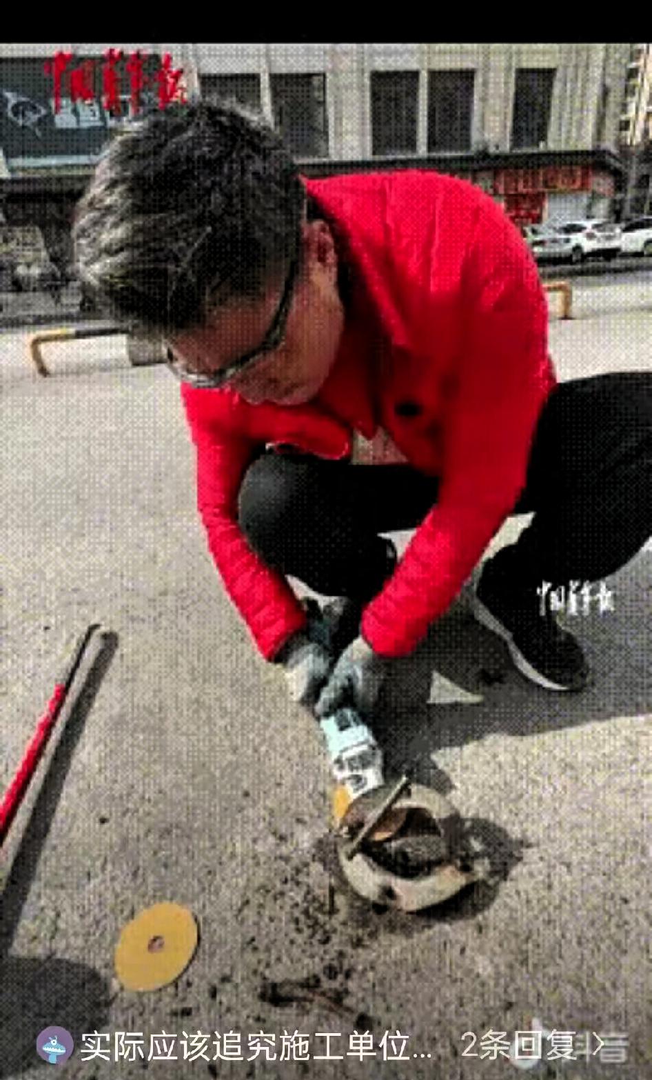 积大德了！近日，河南郑州一男子因孩子曾被地钉绊倒受伤，便开始在路边公益拔钉，这件