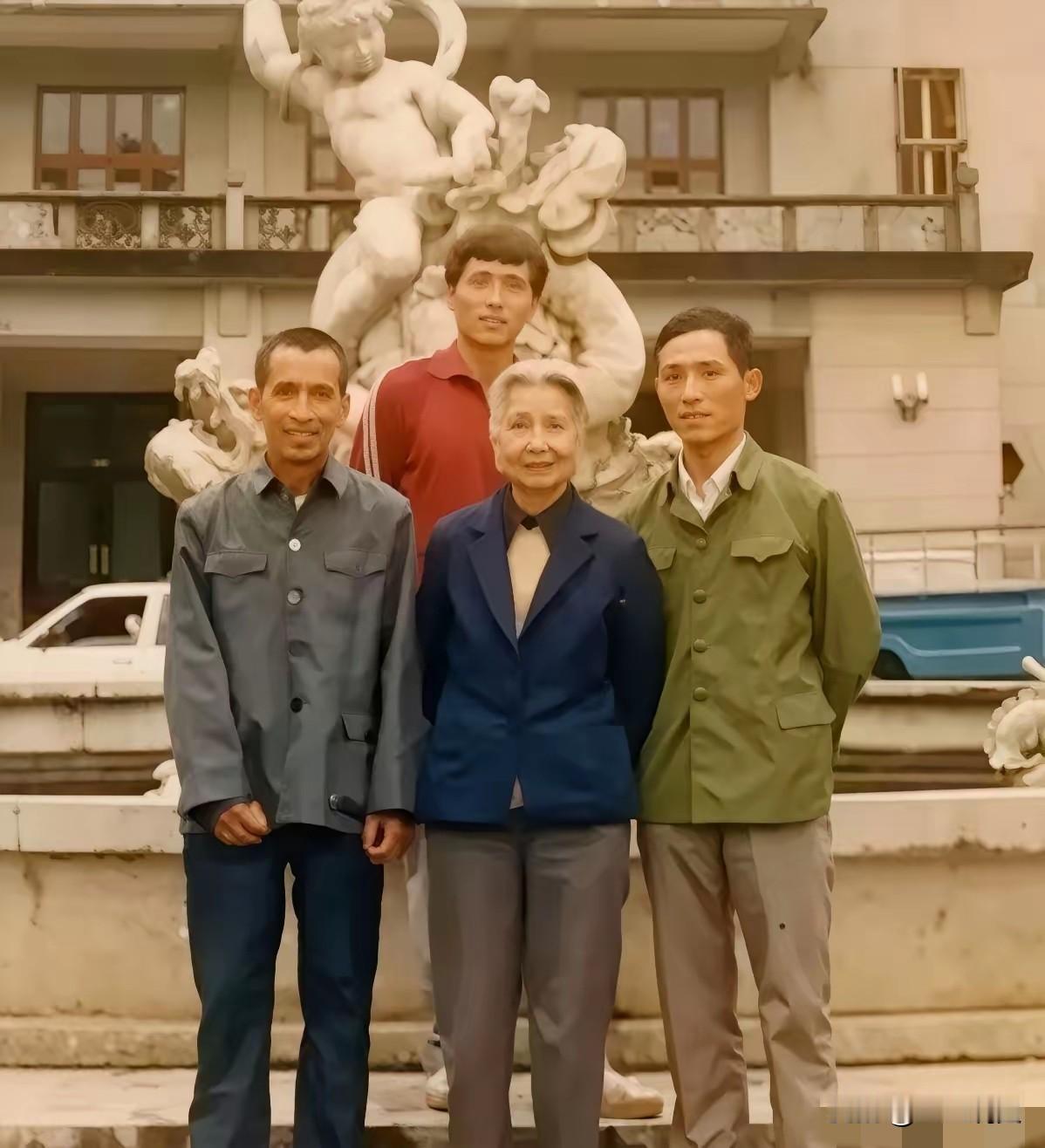 1987年，曾志在井冈山与大儿子石来发及孙子的合影，曾志出身书香门第，却投身革命