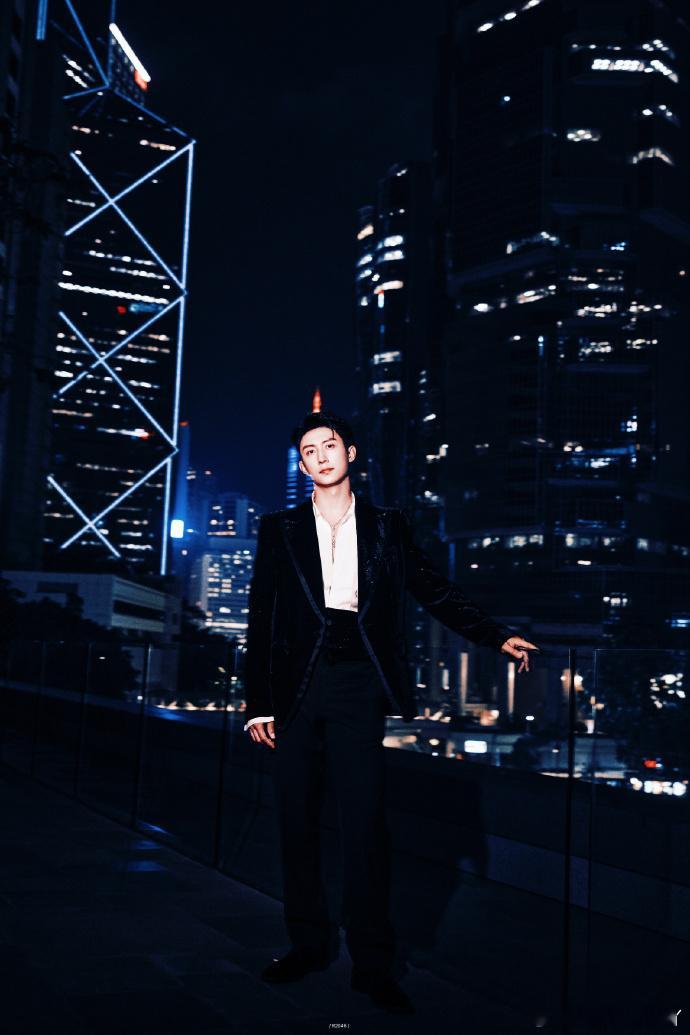 黄景瑜这身是来接管公司的吧这身西装让黄景瑜展现了完美的沉稳气质。他就像从画报中走