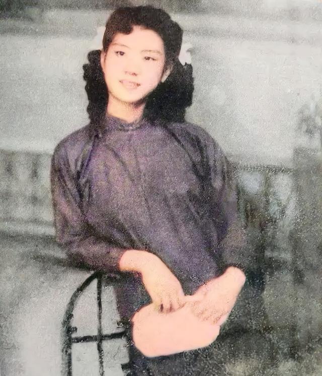 1949年，军统特务毛森，抓到了一个交际花小姐，在审犯期间，毛森扒下她的衣服，说
