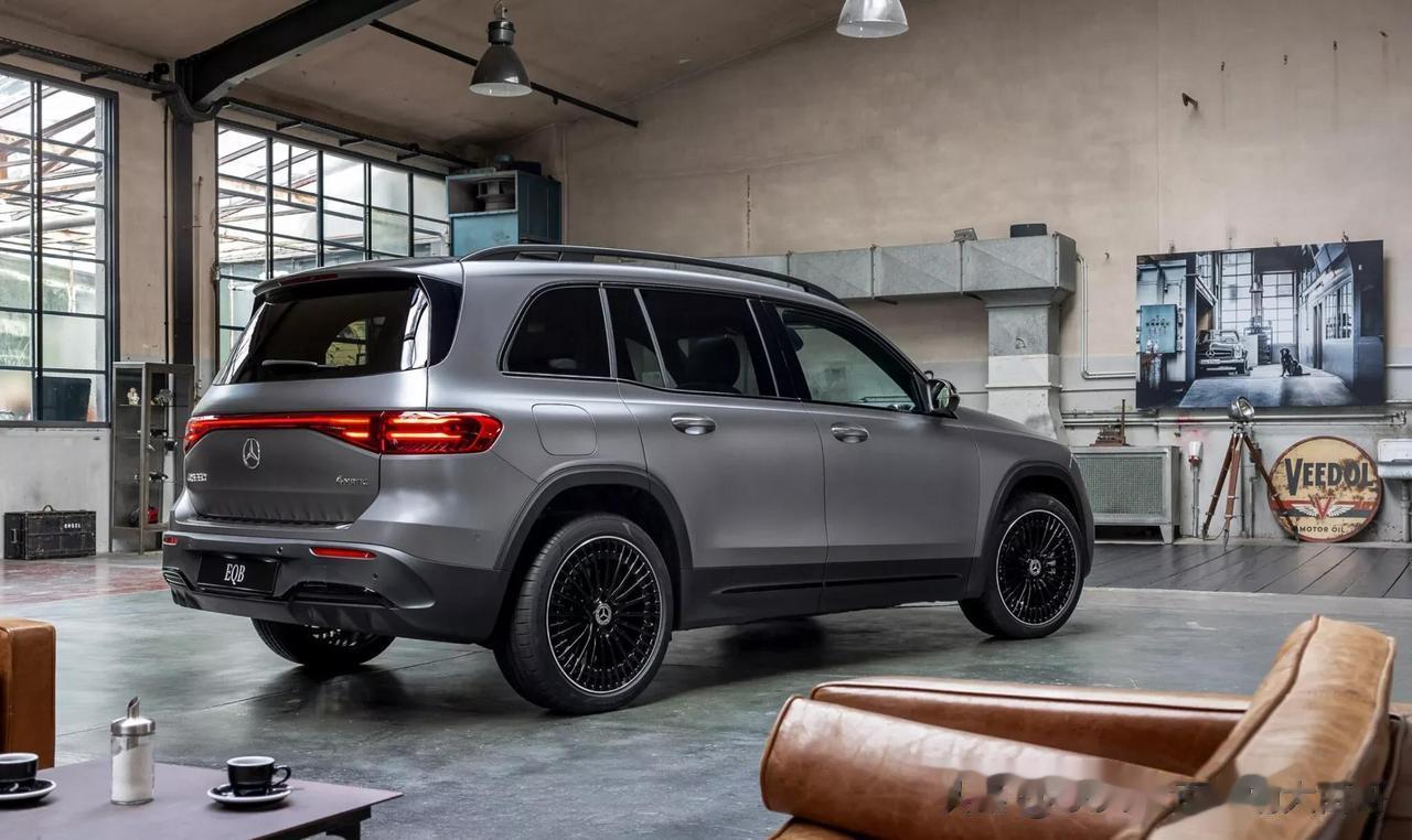 新款奔驰EQB发布，标配可以点亮的星辉中网和全新样式的前脸设计，车机系统升级为最