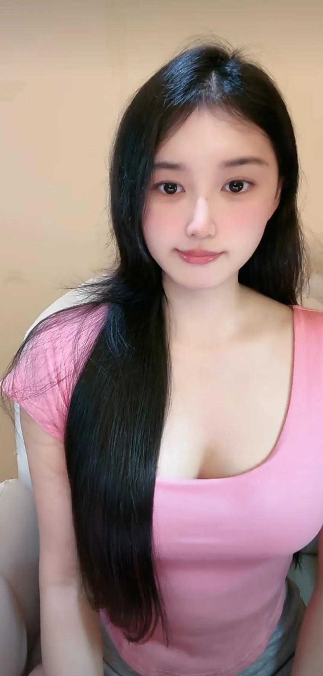 性感美女，一颦一笑都让人心动不已。