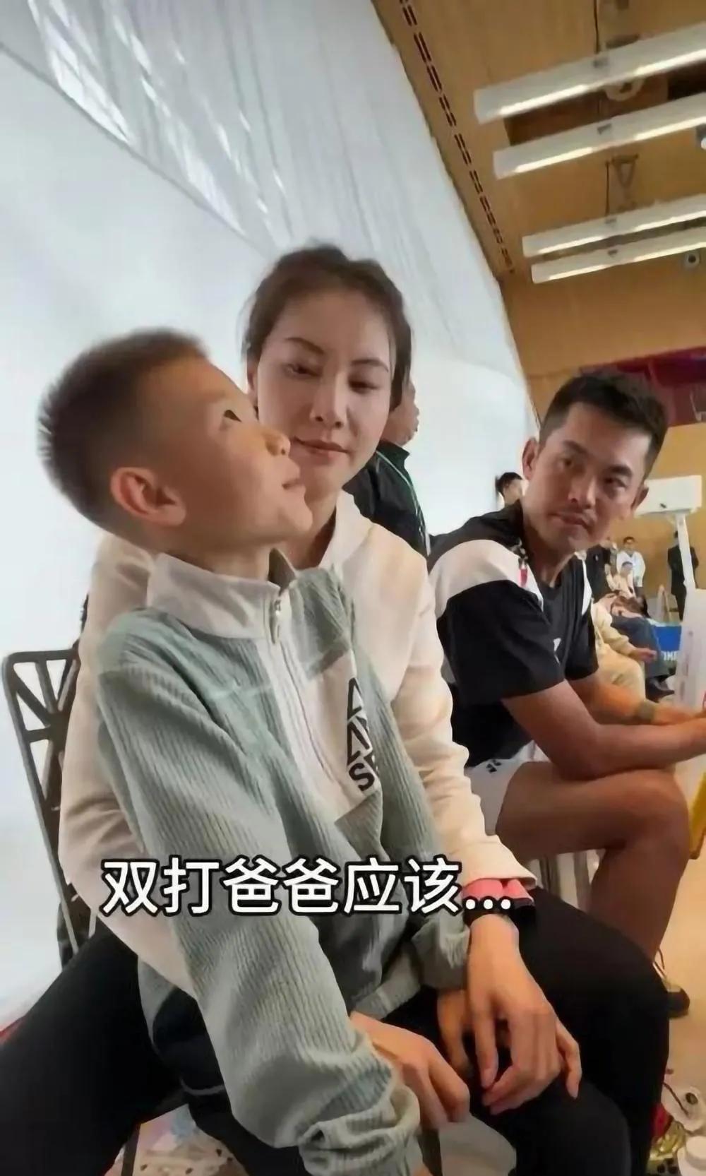 谢杏芳还是如此美丽，照片中她的眼神满溢母爱，对林丹的注视似乎被深深的亲子之情所替