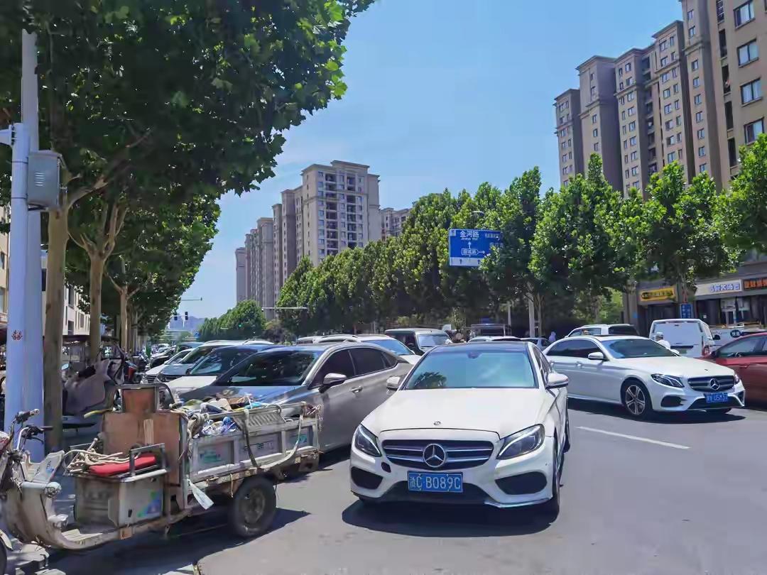 莫让宽道变成错车通行路！咋天下午5点开车走兴华南街，郑密路，汉江路等路段，路边限