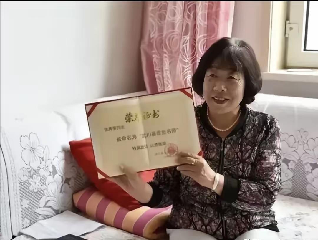 1981年，内蒙古一男生考上大学，女老师掏出20元钱，给他买了一双棉鞋，谁料，2