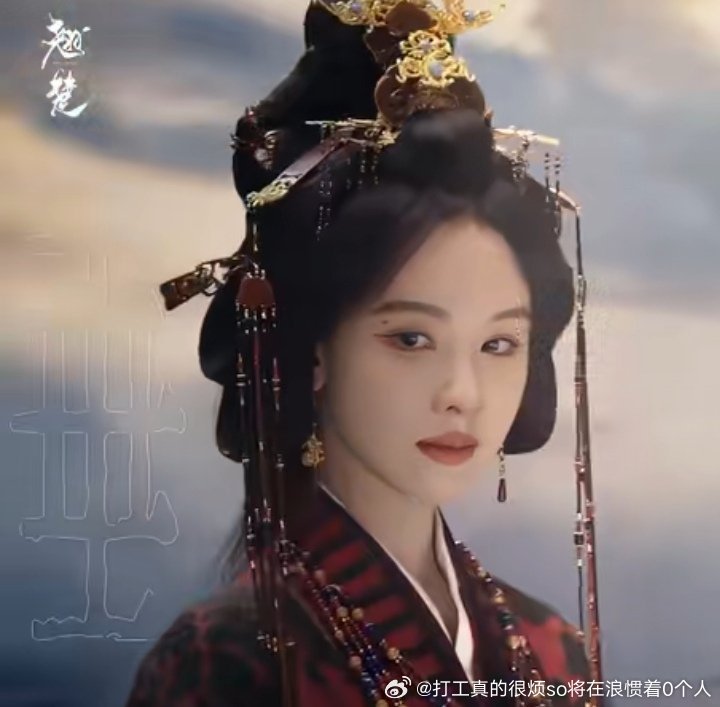 偏小的瘦长脸、小五官、不大的眼睛根本hold不住这种繁重的发型头饰压着人 