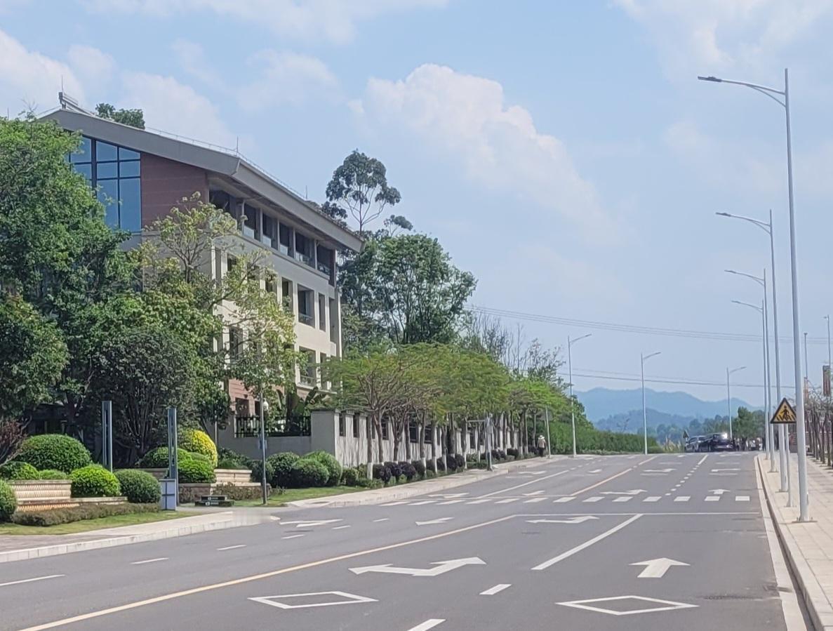 北京今天轻度雾霾106，但我已飞到普洱，虽报告是良，但天空表现与北京一级优天时无