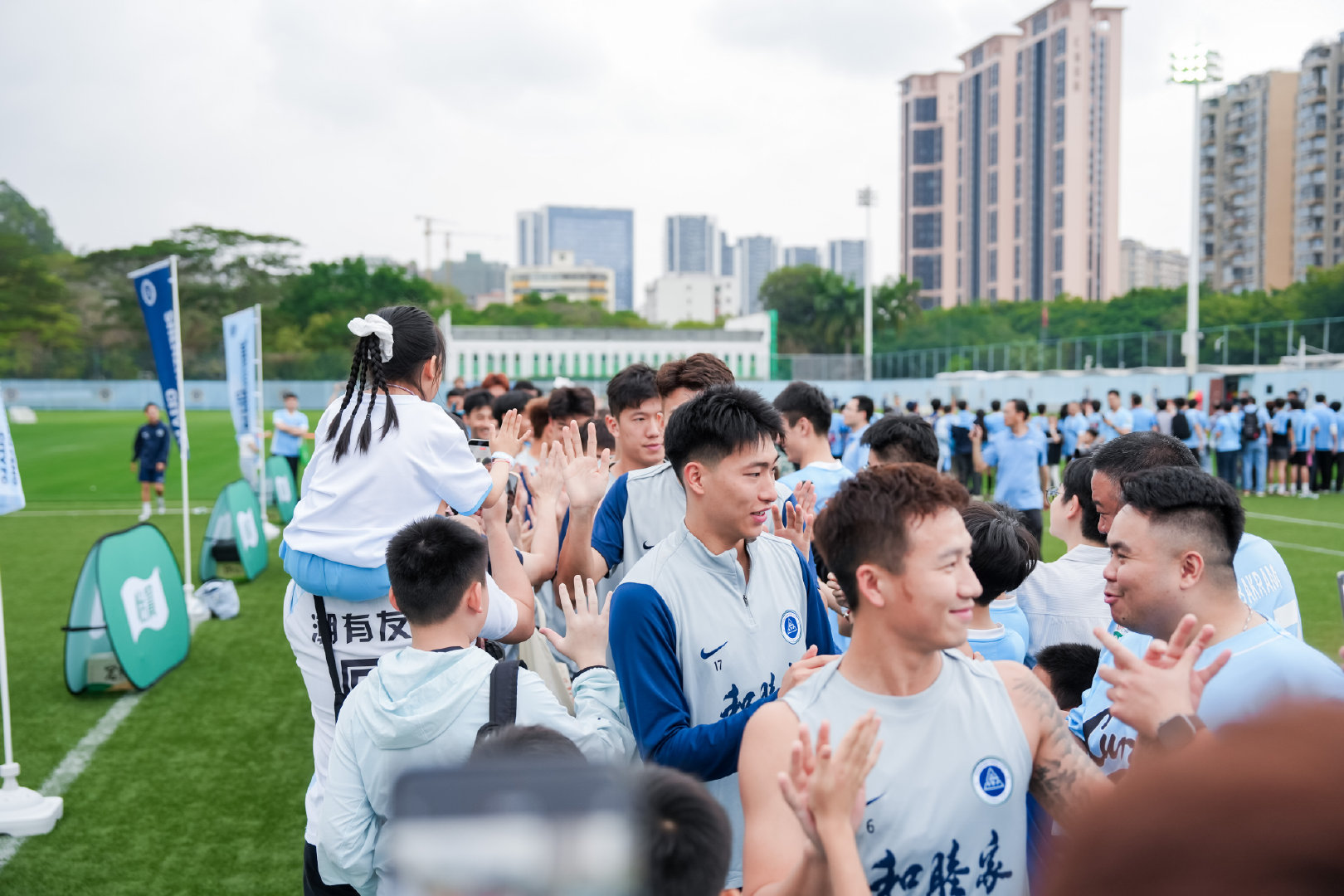 全队抵达，掌声响起👏熟悉的身影，近在眼前深圳新鹏城 新鹏城的2026
