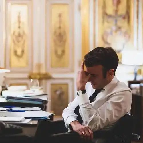 马克龙支持率跌到11%：忙着当“国际网红”，忘了家里的事儿？
 
马克龙支持率暴