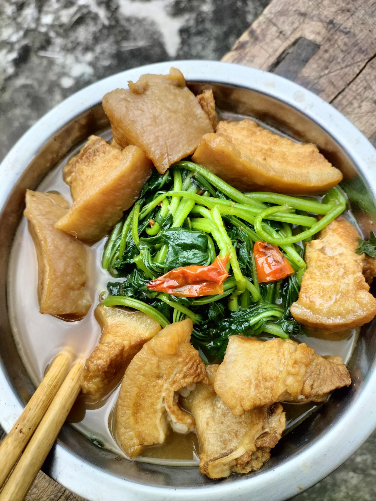 肥肉煮红薯叶，这几块都是肥肉，肥肉煎了一道油，但有猪皮在上面不好炸油了，那钉红红
