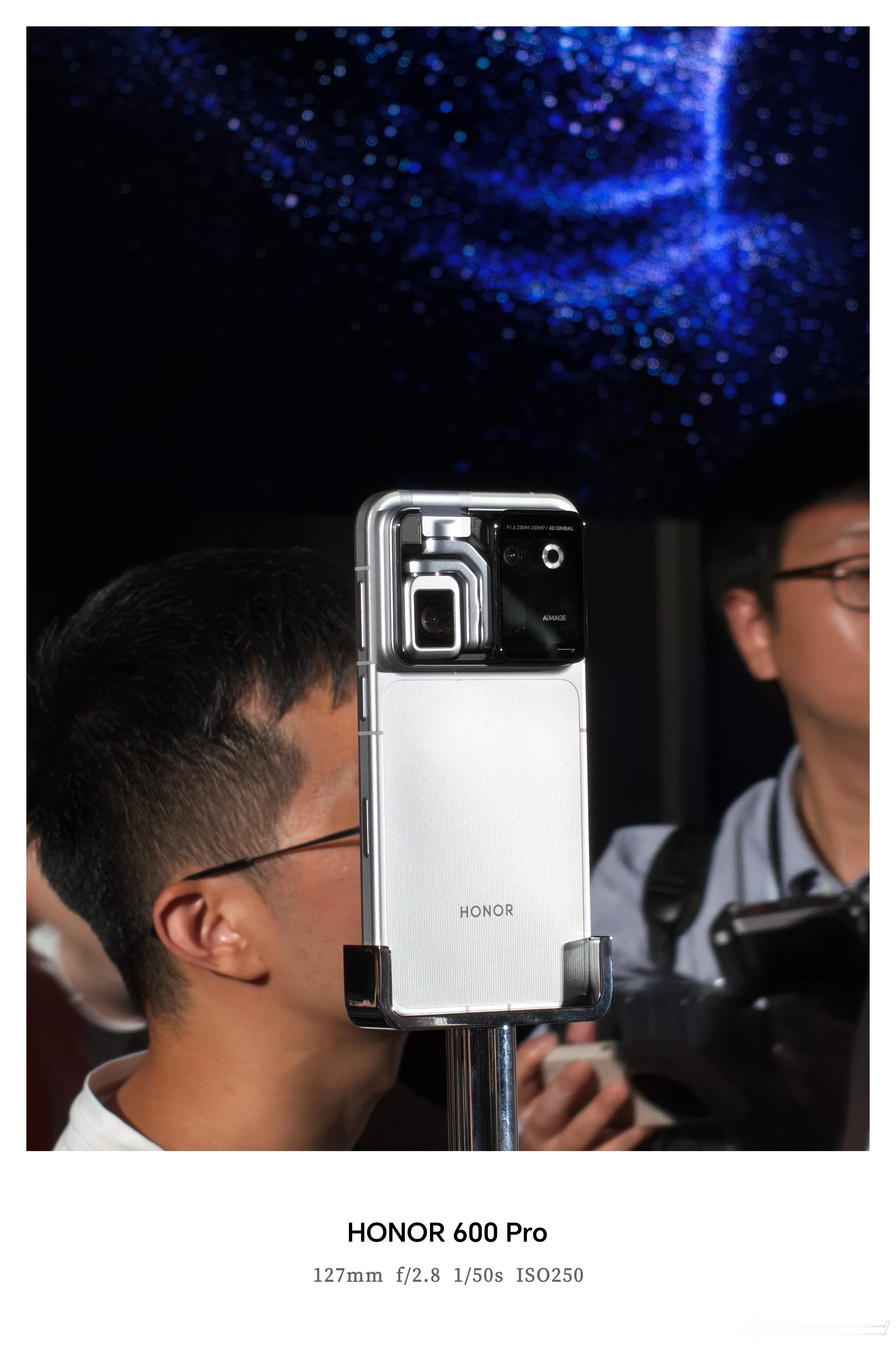荣耀RobotPhone银色版本确实很帅啊，不过估计不便宜！ 