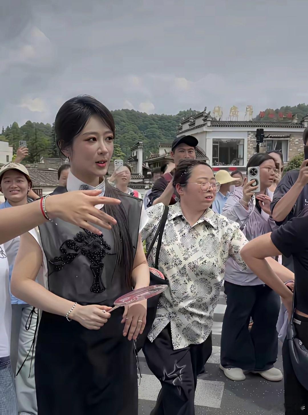 瘦的快认不出是谁来了，越来越潮流了 