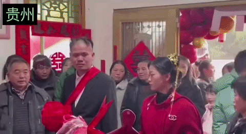 帅气小伙结婚，被婚闹剃成了鬼剃头的发型，小伙子整个人都要碎了，看到他的表情，感觉