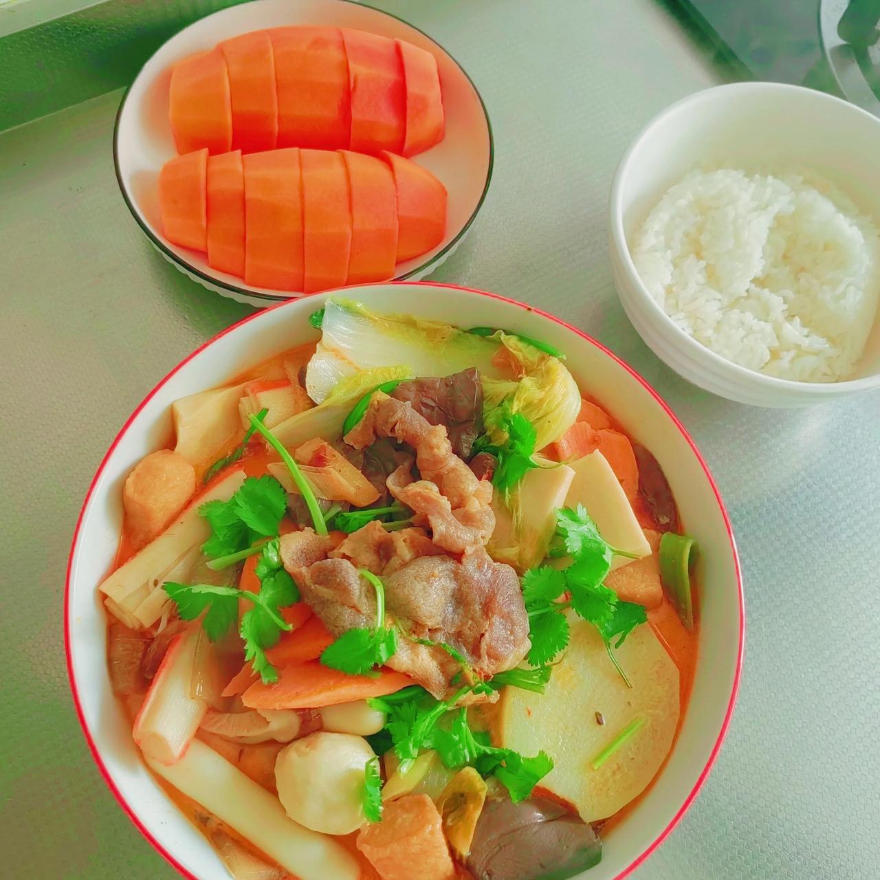高二娃的午餐
今天吃个乱煮。
以后这样的菜多做，挺好的，不用炒来炒去[捂脸]