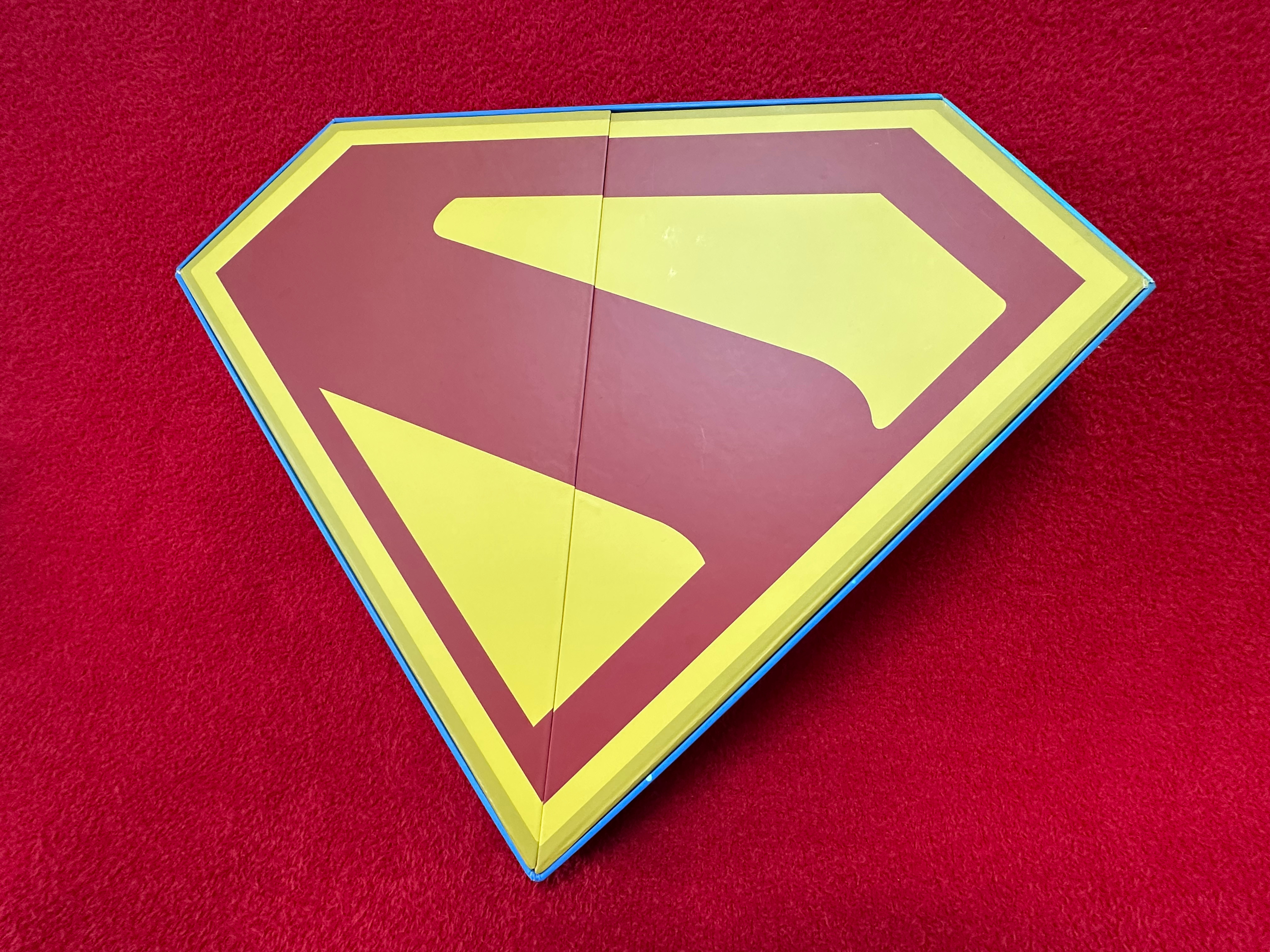 周边 值此2026超人日 即将到来之际，官方限定礼盒也如约而至——尺寸巨大且造型