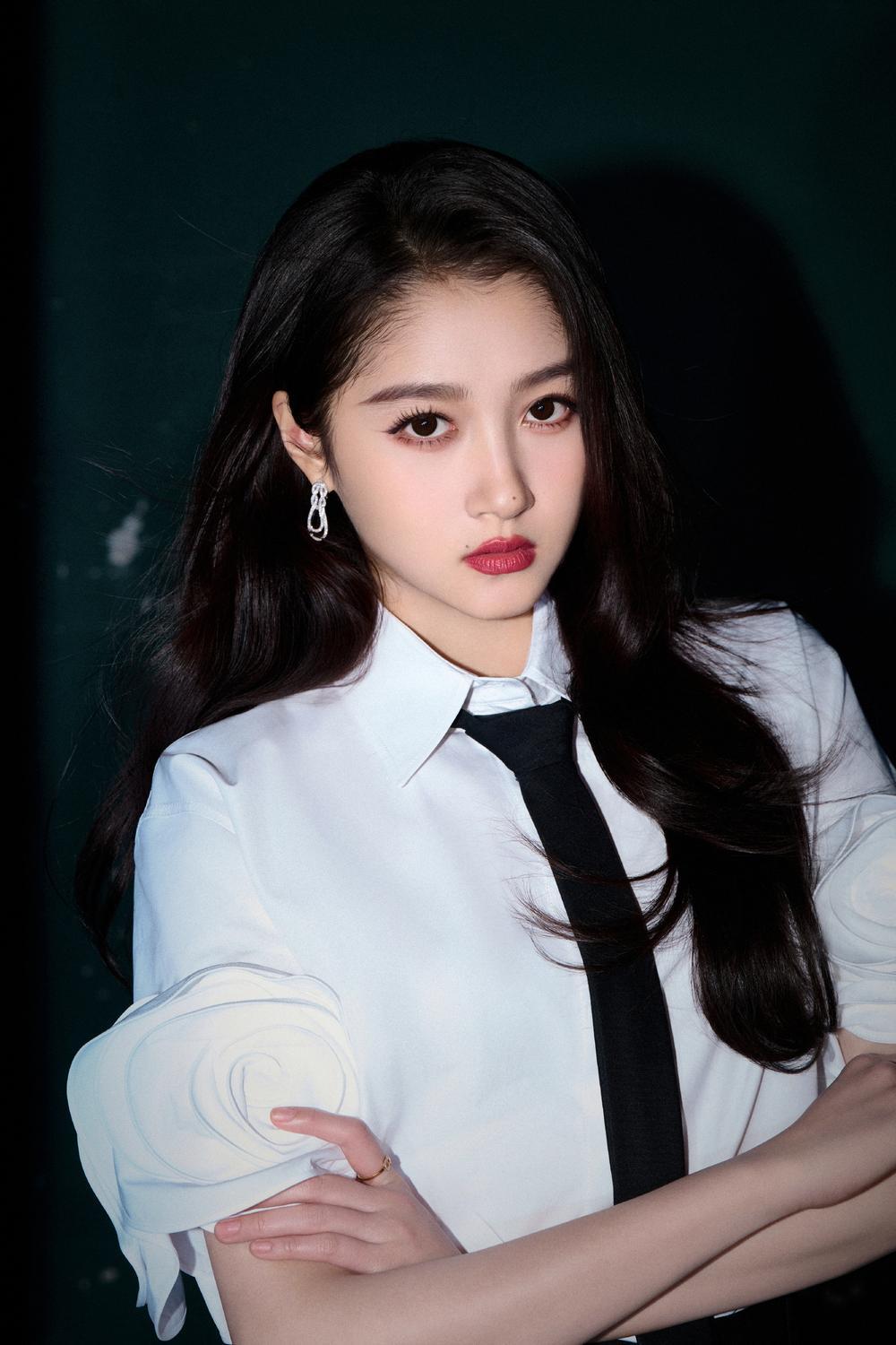 大家觉得关晓彤是不是长的挺漂亮的？肤白貌美大长腿，往女演员堆里一站，鹤立鸡群，很