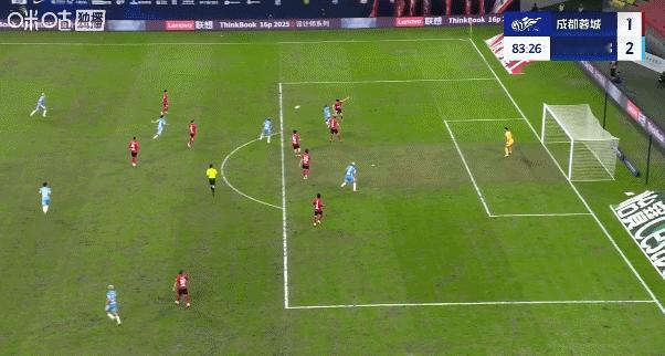 成都蓉城vs河南队 比赛第83分钟，何超世界波破门，河南队反超比分！成都蓉城1-