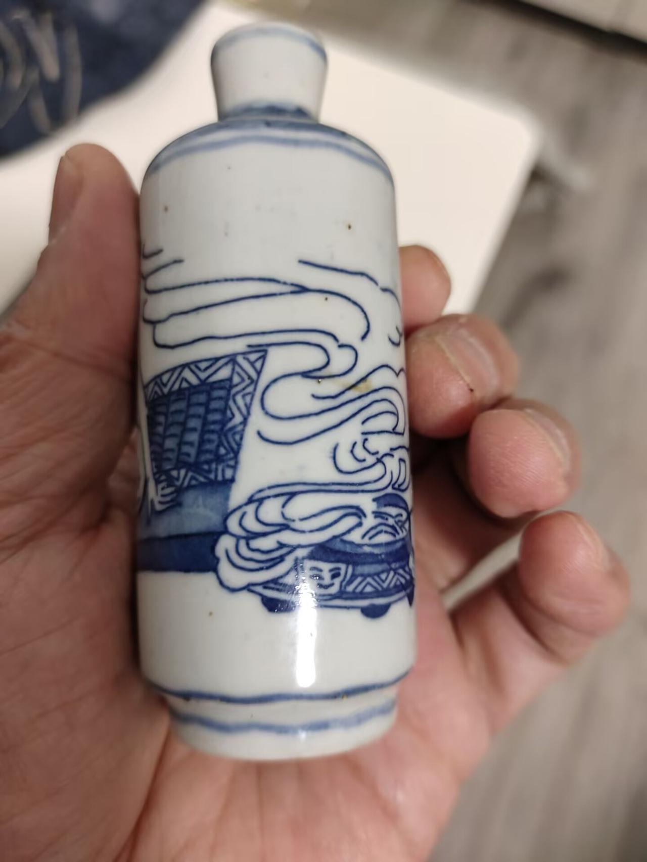 清晚期·景德镇民窑青花加彩闺房雅趣题材鼻烟壶 鉴赏
 
本品为清代晚期景德镇民窑