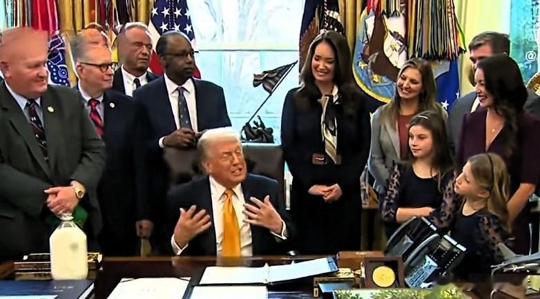 特朗普在白宫签署《健康儿童全脂牛奶法案》，允许学校午餐恢复提供全脂牛奶，称此举为