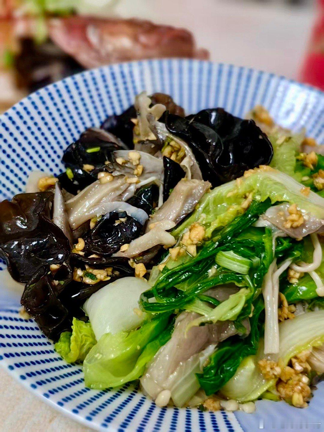 做了假期的第一顿饭，然后我俩开开心心滴在家吃晚饭，晚上看完电影九点钟了才看到班主