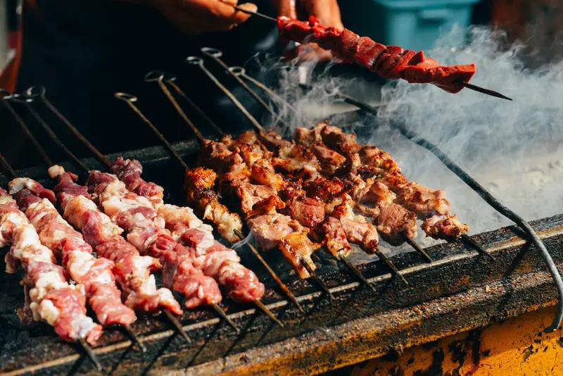 烤肉、饺子销量倍增，北京多家餐饮加量供应“暖冬菜”迎冬至。
随着冬日的脚步逐渐逼