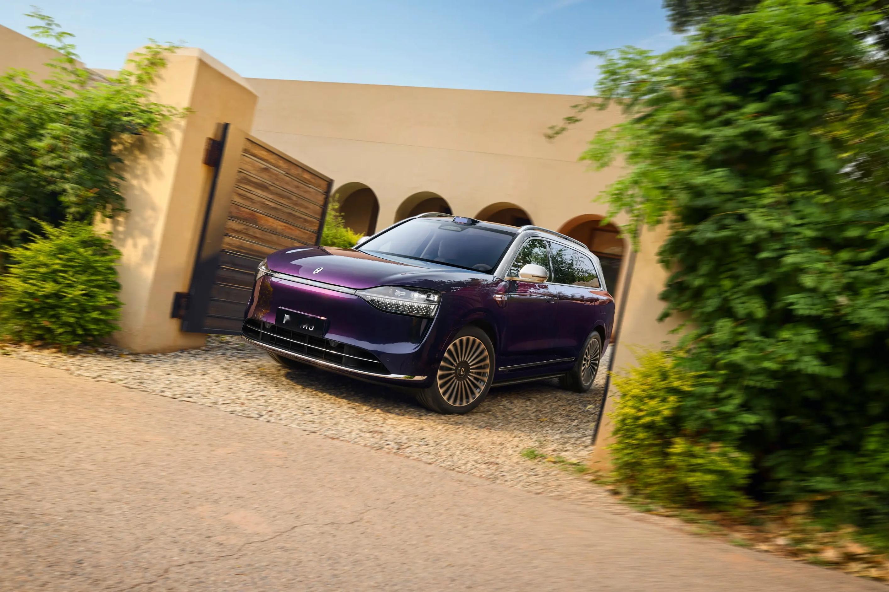 深夜盘山道突遇团雾，车身猛震后稳稳刹停。返程瞥见续航余量仍够绕城三圈，忽然懂了大