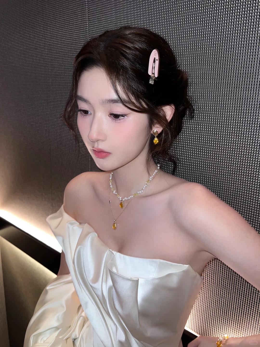 王玉雯的穿搭真的很有一套，想要显贵，她有个小秘诀：上半身不基础，下半身就基础。这