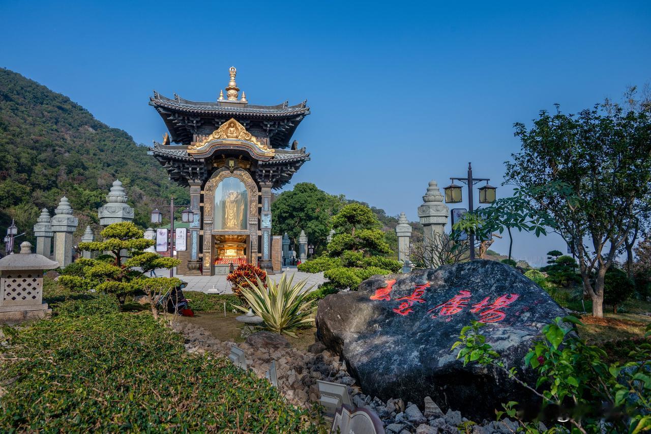 【诗与景】圭峰山枫韵
圭峰霜染赤霞铺，古寺清幽景最殊。
枝映金垣投幻影，日熏丹叶