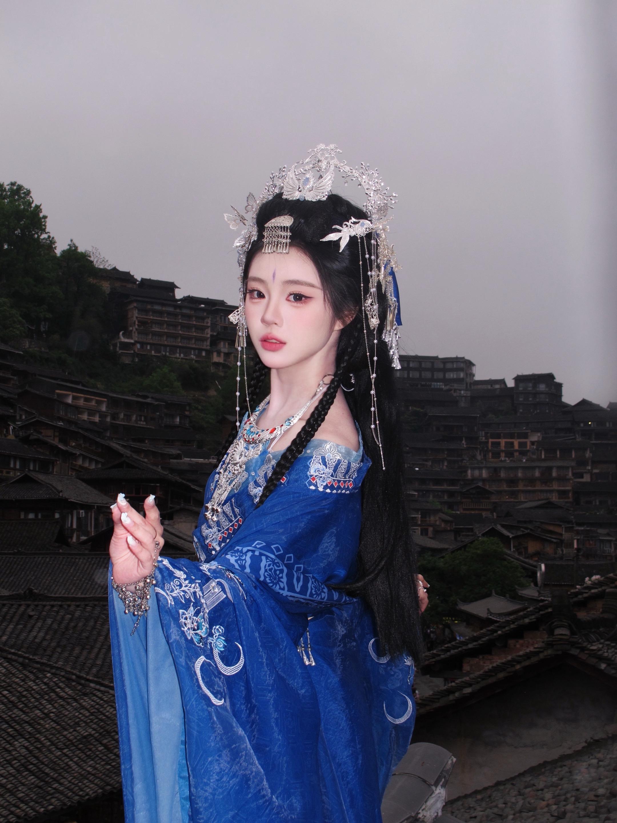 听说苗疆有一位女子 擅长蛊惑人心。