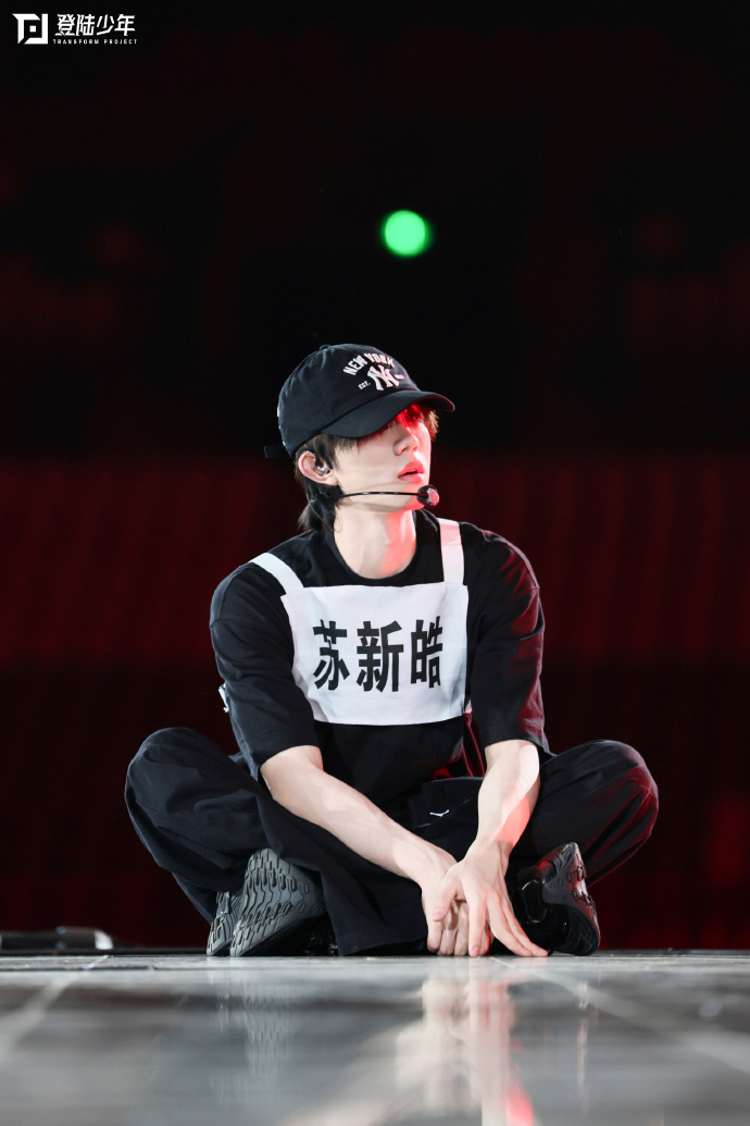 登陆少年彩排瞬间掉落的画面被记录，新音彩排的每一刻都在打磨更优的舞台效果。登陆少