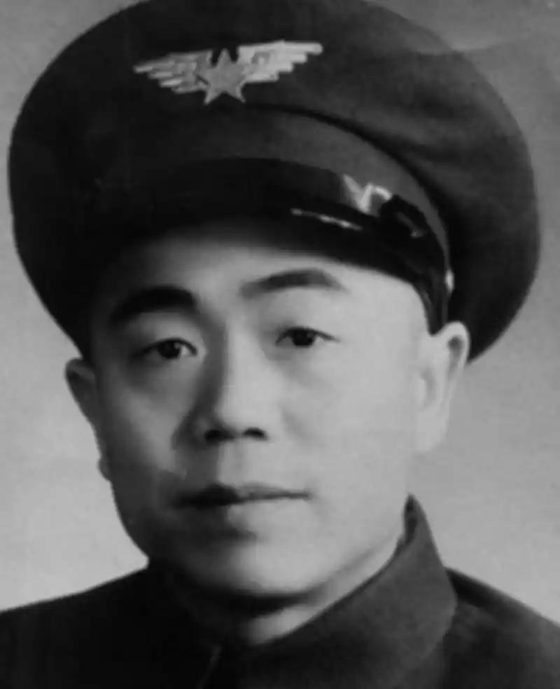 [微风]1965年，聂凤智将军在疗养院休养时，发现年轻的女护理员沉默寡言，少有笑