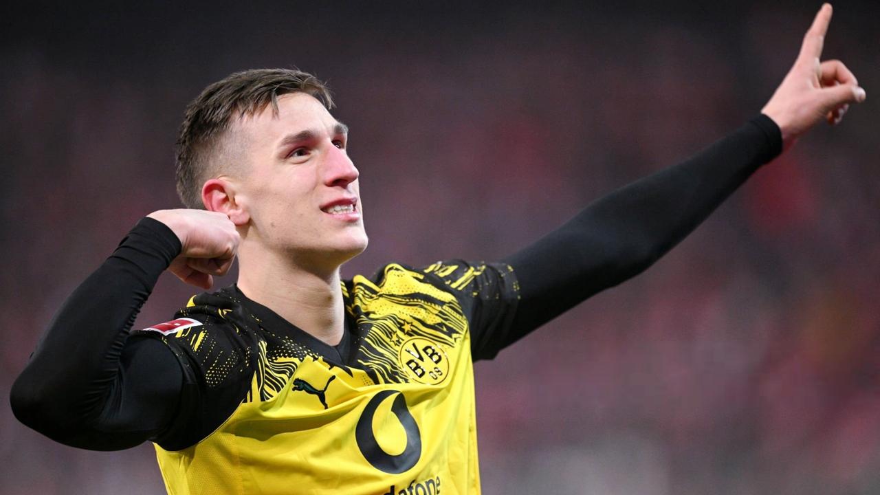 26岁的施洛特贝克仍在犹豫是否与球队续约，多特希望留下他并让他成为顶薪球员。
如