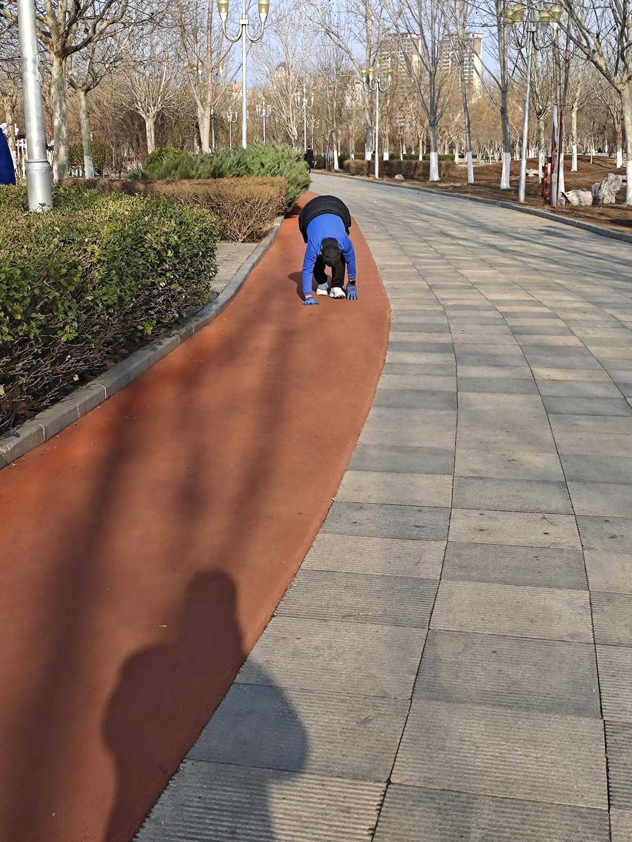 这种爬行运动方式真的有利于身体健康吗？