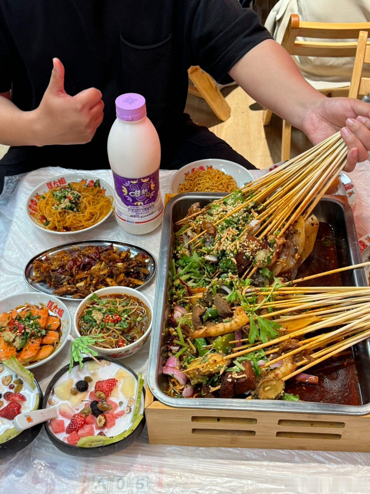 #赵露思与紫色的适配度# 这是啥？重庆人餐桌上必不可少的饮品[哇]宝子们爱吃火锅